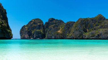 Tayland 'daki Phi Phi Ley adasındaki güzel Maya Körfezi plajı.