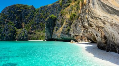 Tayland 'daki Phi Phi Ley adasındaki güzel Maya Körfezi plajı.