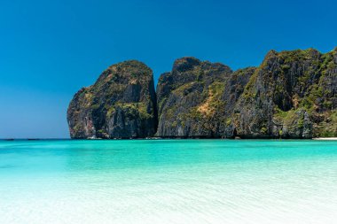 Tayland 'daki Phi Phi Ley adasındaki güzel Maya Körfezi plajı.