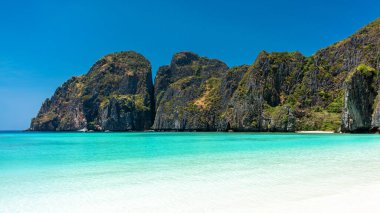 Tayland 'daki Phi Phi Ley adasındaki güzel Maya Körfezi plajı.