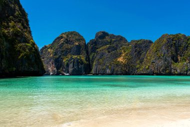 Tayland 'daki Phi Phi Ley adasındaki güzel Maya Körfezi plajı.