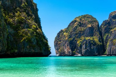 Tayland 'daki Phi Phi Ley adasındaki güzel Maya Körfezi plajı.