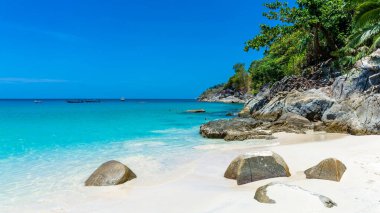 Patong yakınlarındaki Phuket Adası 'nda güzel Özgürlük Kumsalı.