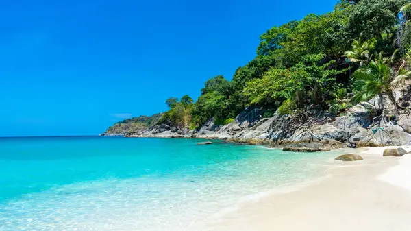 Patong yakınlarındaki Phuket Adası 'nda güzel Özgürlük Kumsalı.