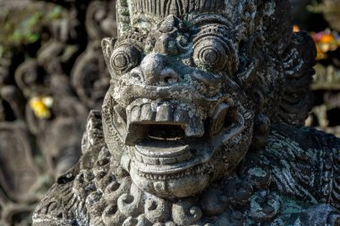 Endonezya 'nın Bali adasındaki Ubud şehrinde antik heykeller.