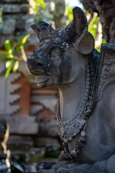 Endonezya 'nın Bali adasındaki Ubud şehrinde antik heykeller.