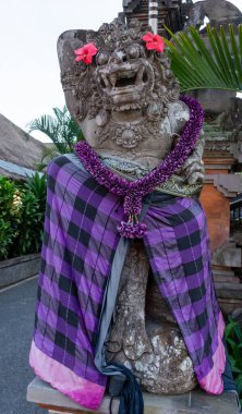 Endonezya 'nın Bali adasındaki Ubud şehrinde antik heykeller.