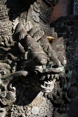 Endonezya 'nın Bali adasındaki Ubud şehrinde antik heykeller.