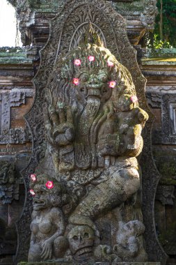 Endonezya 'nın Bali adasındaki Ubud şehrinde antik heykeller.