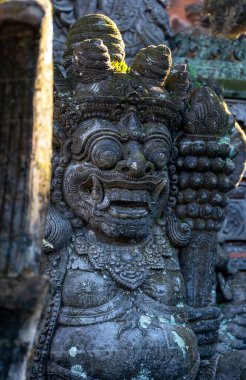 Endonezya 'nın Bali adasındaki Ubud şehrinde antik heykeller.