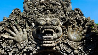 Endonezya 'nın Bali adasındaki Ubud şehrinde antik heykeller.