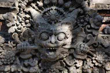 Endonezya 'nın Bali adasındaki Ubud şehrinde antik heykeller.