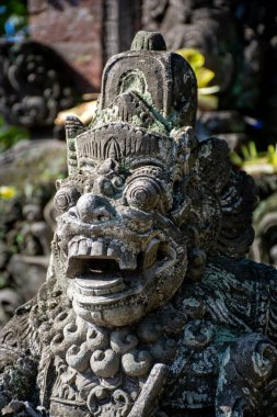 Endonezya 'nın Bali adasındaki Ubud şehrinde antik heykeller.