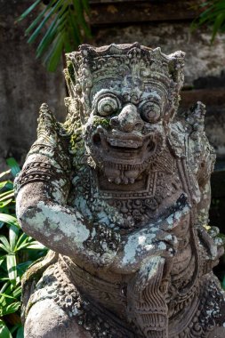 Endonezya 'nın Bali adasındaki Ubud şehrinde antik heykeller.