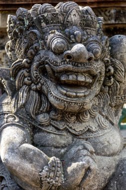 Endonezya 'nın Bali adasındaki Ubud şehrinde antik heykeller.