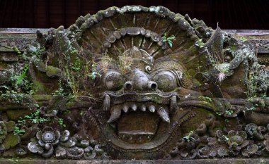 Endonezya 'nın Bali adasındaki Ubud şehrinde antik heykeller.