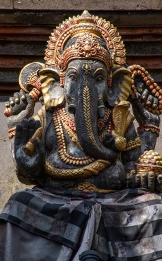 Endonezya 'nın Bali adasındaki Ubud şehrinde antik heykeller.