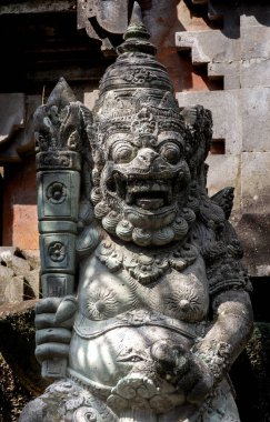 Endonezya 'nın Bali adasındaki Ubud şehrinde antik heykeller.