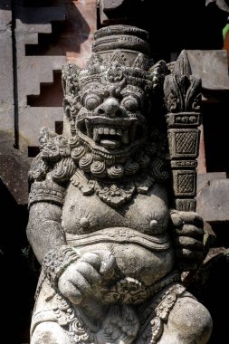 Endonezya 'nın Bali adasındaki Ubud şehrinde antik heykeller.