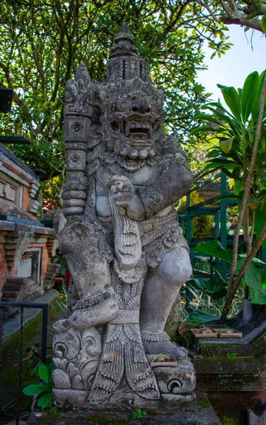 Endonezya 'nın Bali adasındaki Ubud şehrinde antik heykeller.