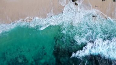 Endonezya 'nın Nusa Penida adasındaki güzel elmas plajı. Üst görünüm, hava video çekimi.