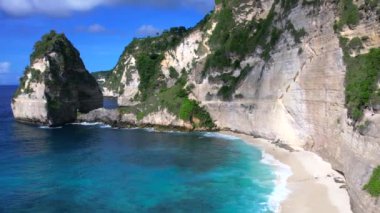 Endonezya 'nın Nusa Penida adasındaki güzel elmas plajı. Üst görünüm, hava video çekimi.