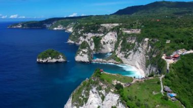Endonezya 'nın Nusa Penida adasındaki güzel elmas plajı. Üst görünüm, hava video çekimi.
