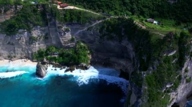 Endonezya 'nın Nusa Penida adasındaki güzel elmas plajı. Üst görünüm, hava video çekimi.