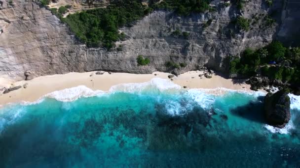 Όμορφη Παραλία Diamond Στο Νησί Nusa Penida Στην Ινδονησία Πάνω — Αρχείο Βίντεο