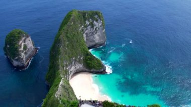 Endonezya 'nın Nusa Penida adasındaki güzel Kelingking plajı. Üst görünüm, hava video çekimi.
