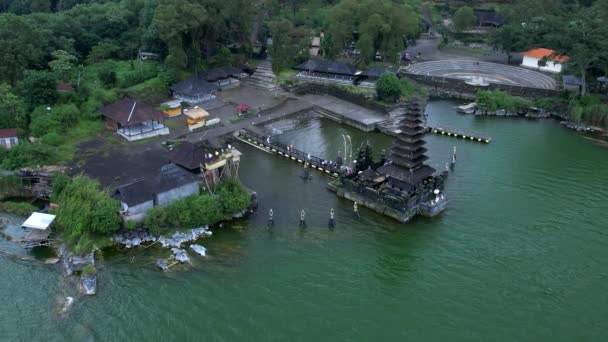 Pura Segara Ulun Danu Temple Vid Sjön Batur Bali Ovanifrån — Stockvideo