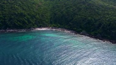 Pattaya kenti yakınlarındaki Koh Larn adasındaki güzel Tayland kıyıları. Hava video çekimi.