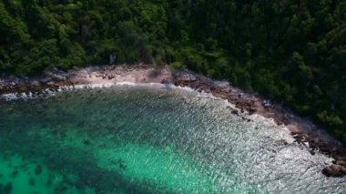 Pattaya kenti yakınlarındaki Koh Larn adasındaki güzel Tayland kıyıları. Hava video çekimi.