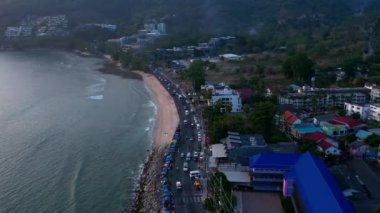 Phuket adasında iyi akşamlar Patong. Üst görünüm, hava video çekimi.