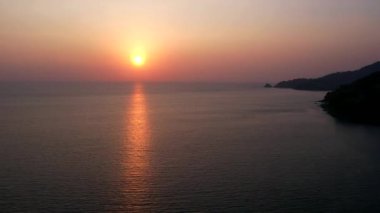 Phuket adasında iyi akşamlar Patong. Üst görünüm, hava video çekimi.
