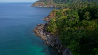 Patong yakınlarındaki Phuket Adası 'ndaki Özgürlük Kumsalı. Hava video çekimi.
