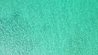 Patong yakınlarındaki Phuket Adası 'ndaki Özgürlük Kumsalı. Hava video çekimi.