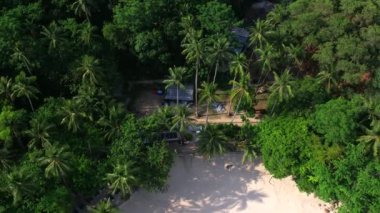 Patong yakınlarındaki Phuket Adası 'ndaki Özgürlük Kumsalı. Hava video çekimi.