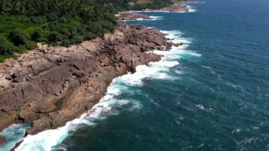 Dikwella, Sri Lanka 'daki güzel Hint Okyanusu kıyısı. Üst görünüm, hava video çekimi.