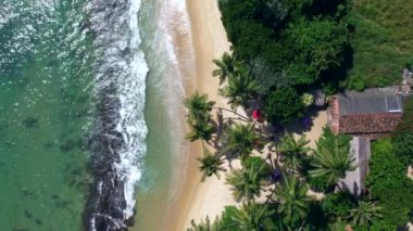 Dikwella, Sri Lanka 'daki güzel Hint Okyanusu kıyısı. Üst görünüm, hava video çekimi.