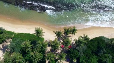 Dikwella, Sri Lanka 'daki güzel Hint Okyanusu kıyısı. Üst görünüm, hava video çekimi.
