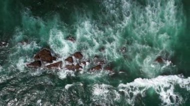 Dikwella, Sri Lanka 'daki güzel Hint Okyanusu kıyısı. Üst görünüm, hava video çekimi.