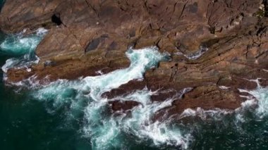 Dikwella, Sri Lanka 'daki güzel Hint Okyanusu kıyısı. Üst görünüm, hava video çekimi.