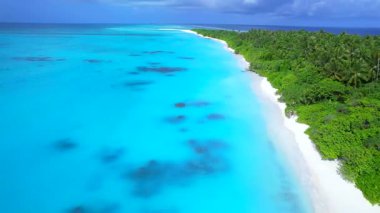 Maldivler, Fulhadhoo adasında beyaz plajlı güzel doğa, hava manzarası