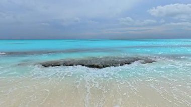 Maldivler, Fulhadhoo Adası 'nda beyaz plajlı güzel doğa.