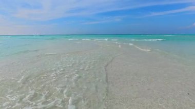 Maldivler, Fulhadhoo Adası 'nda beyaz plajlı güzel doğa.