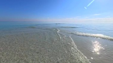Maldivler, Fulhadhoo Adası 'nda beyaz plajlı güzel doğa.