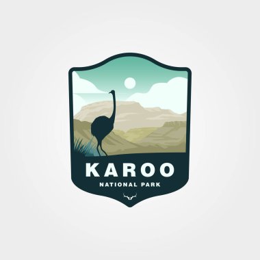 Karoo Ulusal Parkı 'nda devekuşu ve dağ rozeti, açık hava macera logoları, seyahat siteleri ve koruma projeleri için uygun..