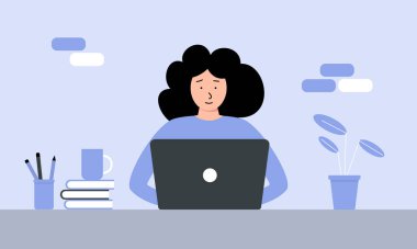 Genç bir kadın masada oturuyor ve bir dizüstü bilgisayar kullanıyor. Merkez ofis kavramı.