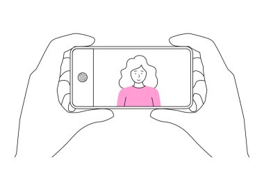 Adam elinde bir telefon tutuyor ve bir kızın fotoğrafını çekiyor..